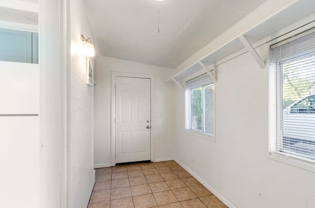 Building Photo - 3715 E Glenn St