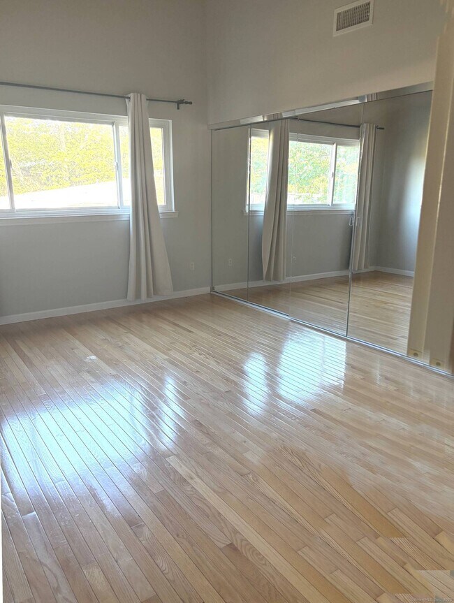 Building Photo - 90 Ledgebrook Dr