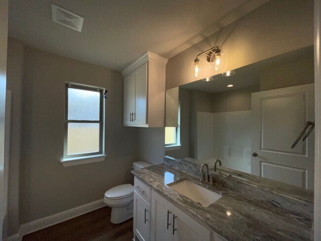 Building Photo - 10008 Dayspring Dr