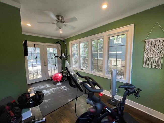 Building Photo - Large bright and clean Brookside home