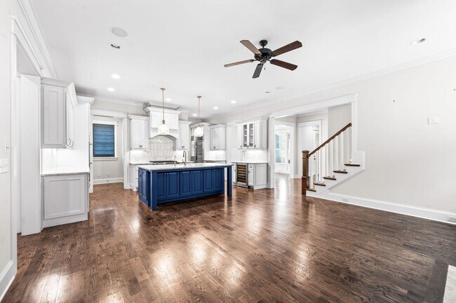 Building Photo - 1735 Hillmont Dr