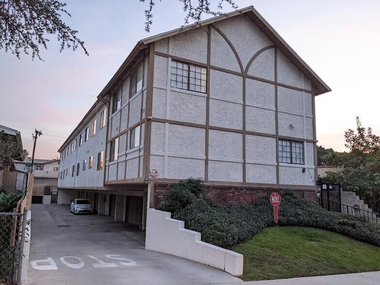 Building Photo - 2204 Cedar St