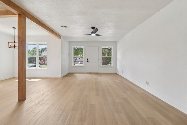 Building Photo - 1105 N Sylvania Ave
