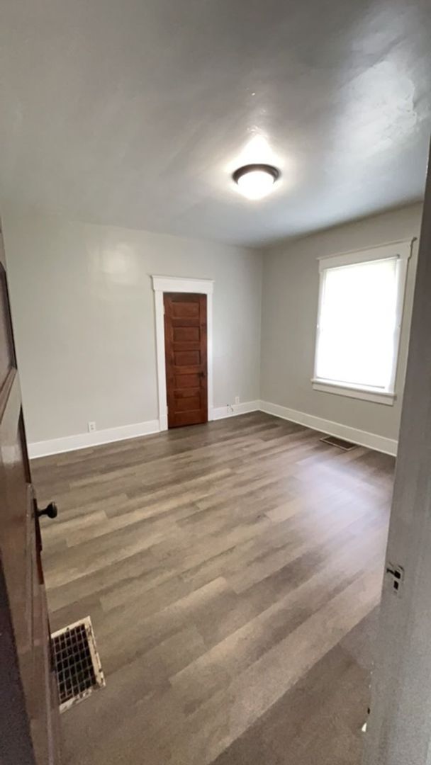 Building Photo - 2 Bedroom Home, Fenced in Backyard + Garage! Available Now!