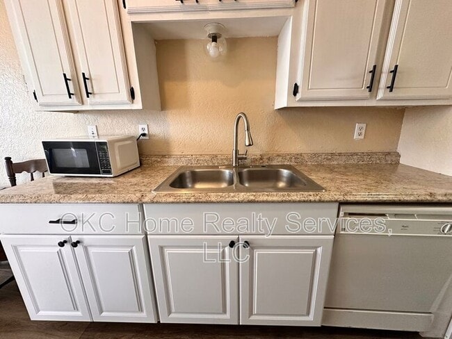 Building Photo - 109 SE 42nd St