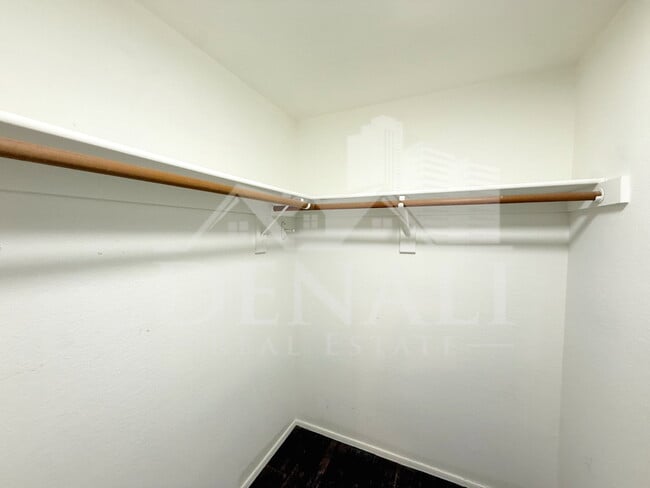 Building Photo - 1114 S Surfside Dr