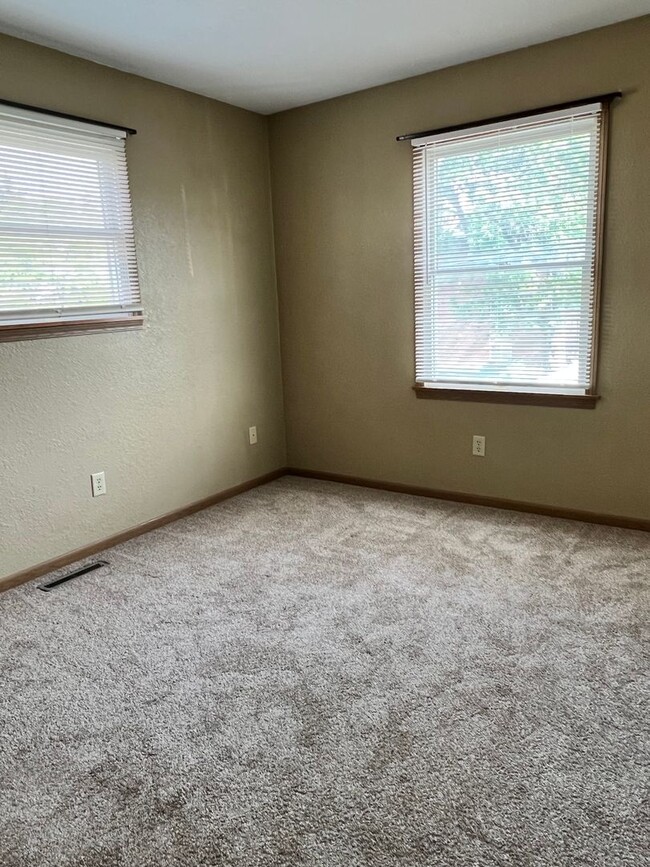 Building Photo - Three Bedroom One Bath Townhouse Near BGSU