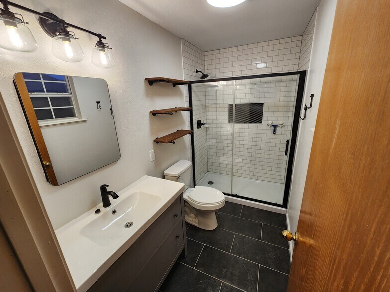 Building Photo - 644 W Oaklawn Dr