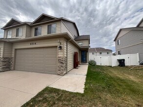Building Photo - 4 Bedroom 3.5 Bath Townhome in Saddle Ridg...