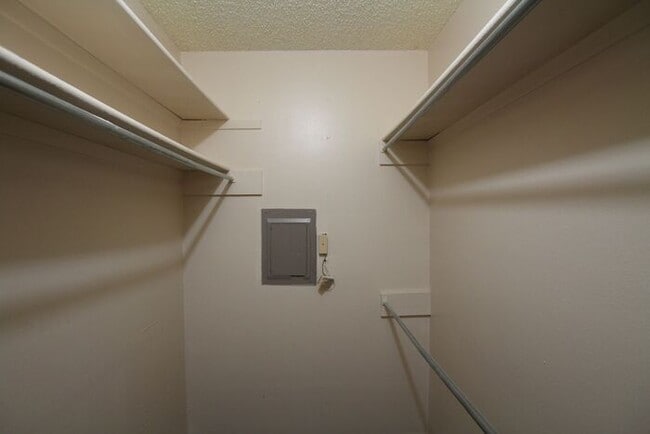 Building Photo - 1 Bed 1 Bath, Upstairs Apartment Unit at H...