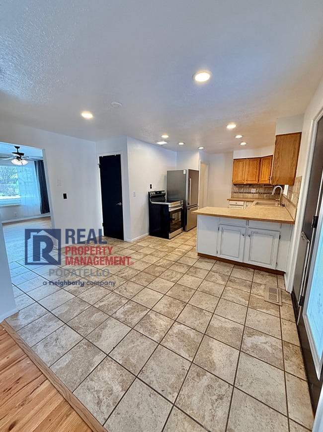 Building Photo - 3 bed 2 bath house - 1 car garage - PET FRIENDLY