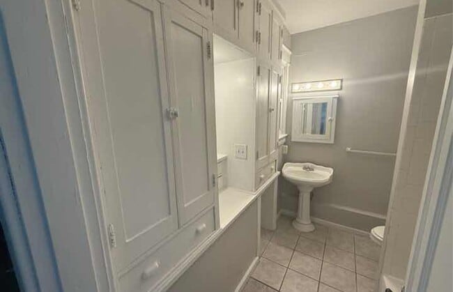 Building Photo - 3027 Clifton Ave