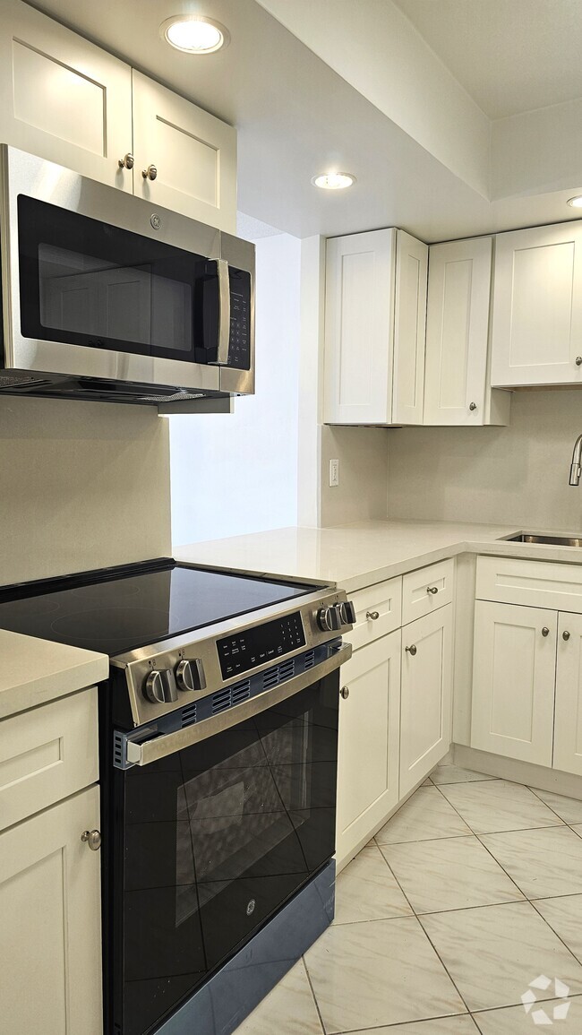 Building Photo - 1825 S Ocean Dr