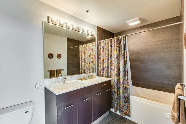 Building Photo - 659 W Randolph St