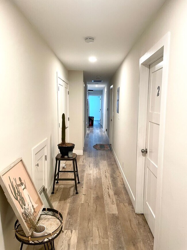 Building Photo - Remodeled private room with bath in sunny ...