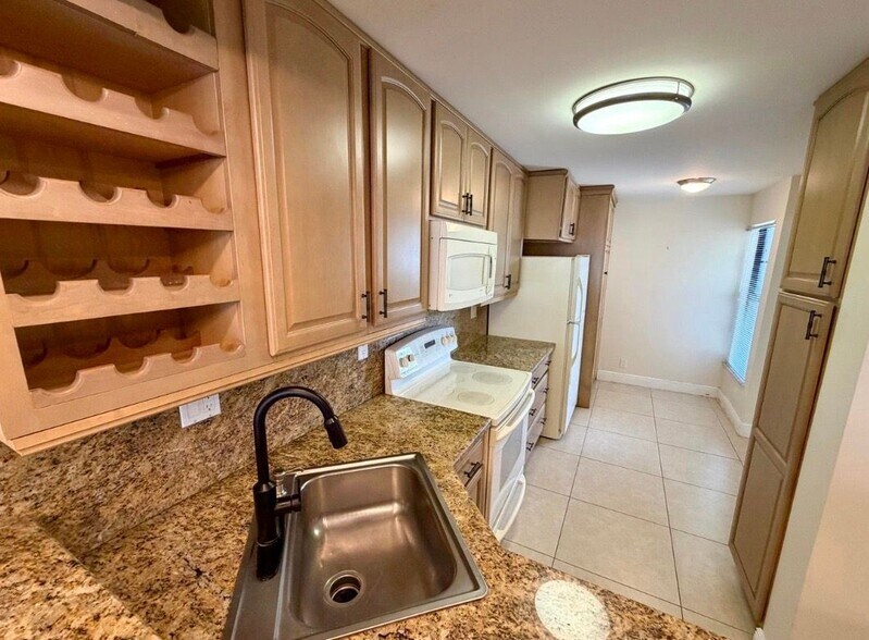 Building Photo - 6 Royal Palm Way