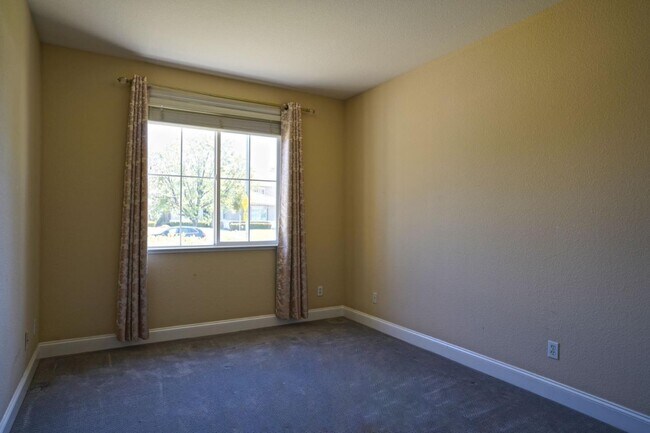 Building Photo - 1074 Vineyard Dr