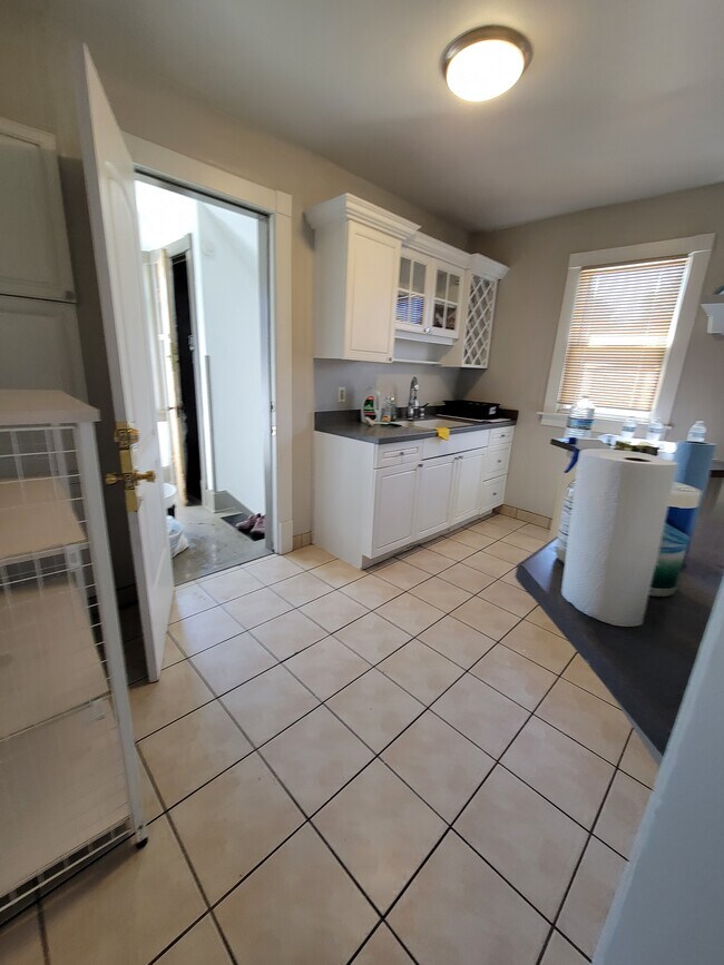 Kitchen - 2840 N Bartlett Ave