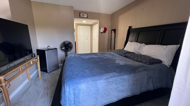 Building Photo - 1524 SE Royal Green Cir