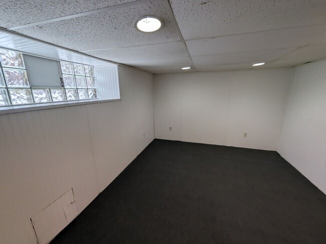 Building Photo - Large Home - Holmesburg