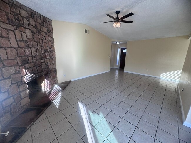 Building Photo - 3 Bedroom Home with RV Parking!