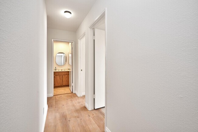 Building Photo - 28026 Ridgecove Ct N