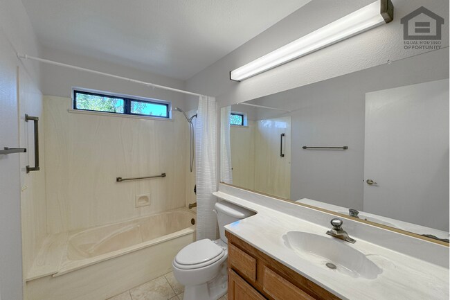 Building Photo - 17211 N Desert Glen Dr