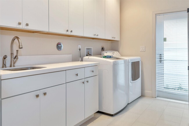 Building Photo - 3050 NE 43rd St