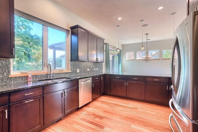 Building Photo - 2421 Rose Ct