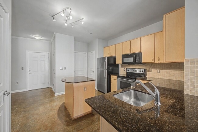 Building Photo - Penthouse-level 1 bed / 1 bath Condo at Bristol on Broadway