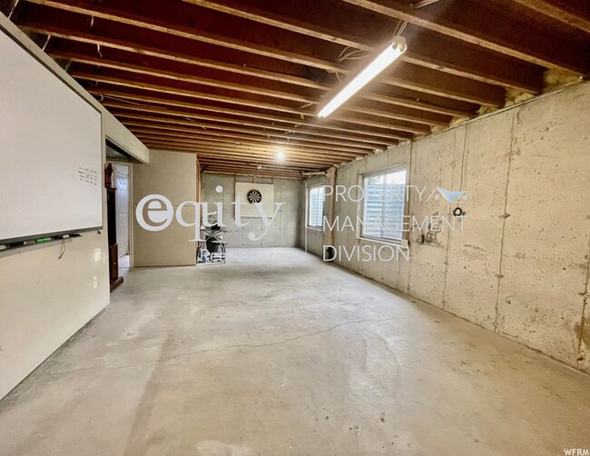 Building Photo - Riverton House