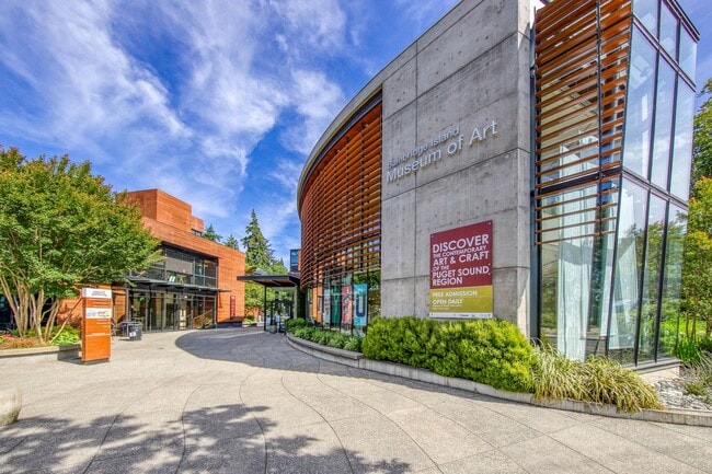 Building Photo - Nice Spacious Bainbridge Condo in heart of downtonw