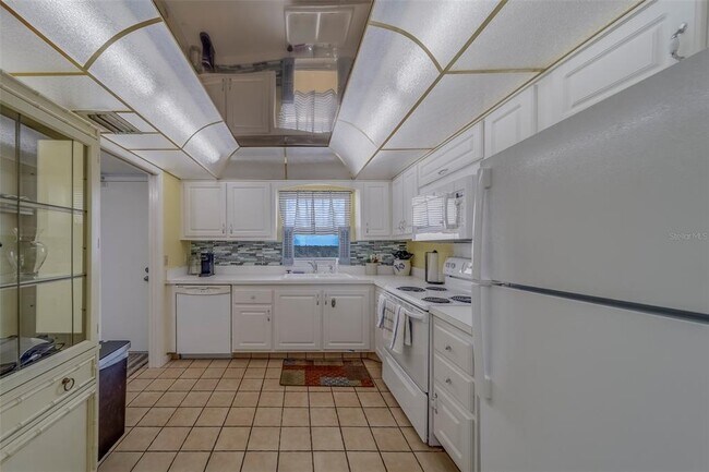 Building Photo - 4575 Cove Cir