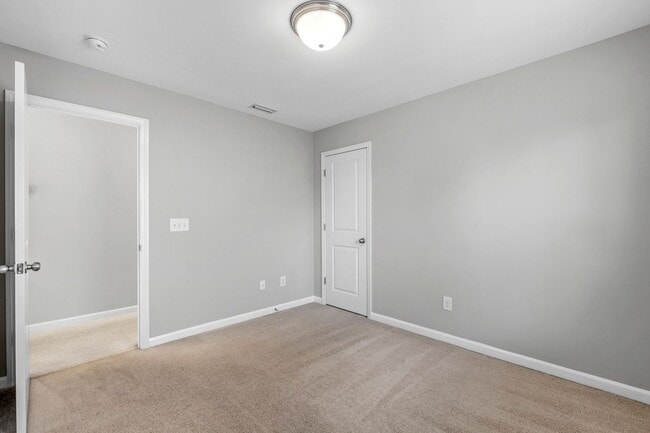 Building Photo - Newer Home, Granite Counter-Tops, Wood Laminate Flooring, SS Appliances, Garage, Fenced, Must See!