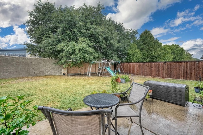 Building Photo - 5517 Crimson Oaks Dr