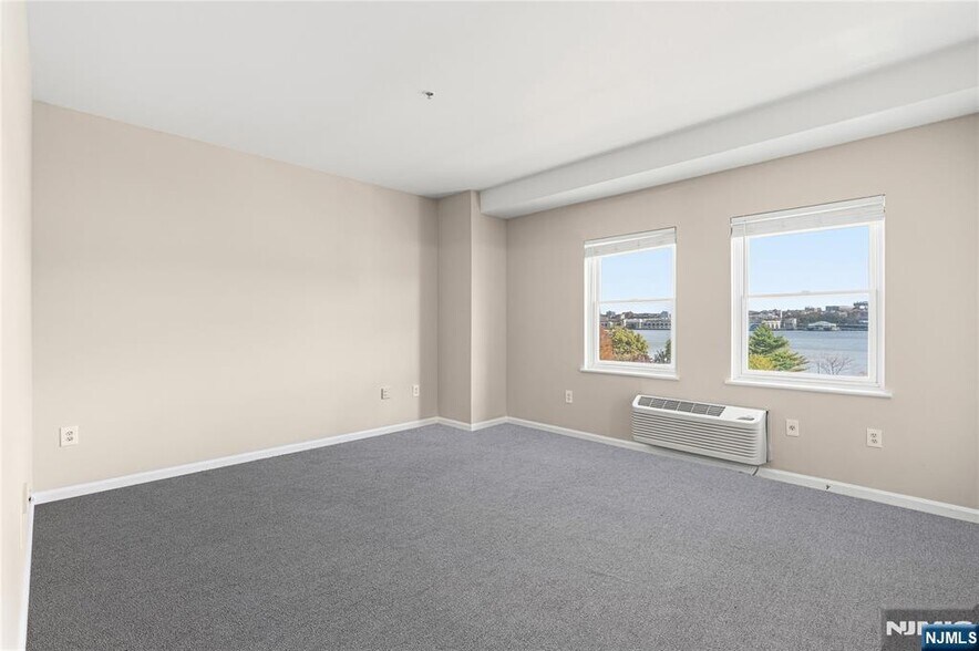 Building Photo - 905 River Rd