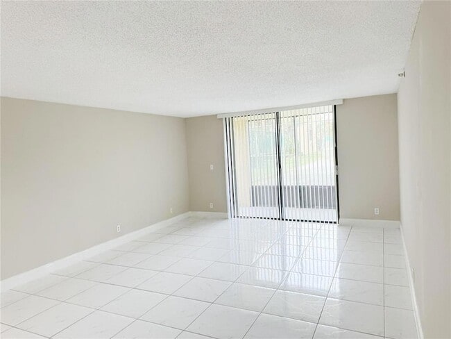 Building Photo - 2788 Tennis Club Dr