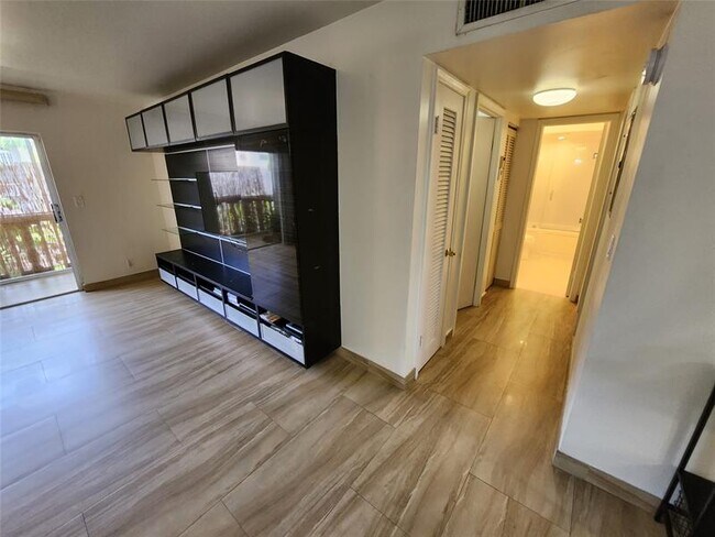 Building Photo - 219 NE 14th Ave