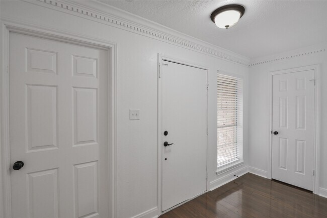 Building Photo - 2075 Little Cedar Dr