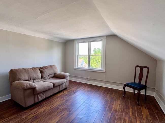 Building Photo - 28 French St