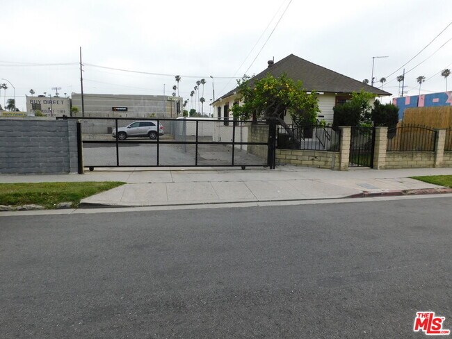 Building Photo - 616 W 58th St