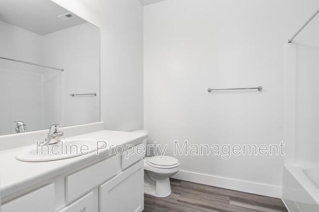 Building Photo - 772 260 W