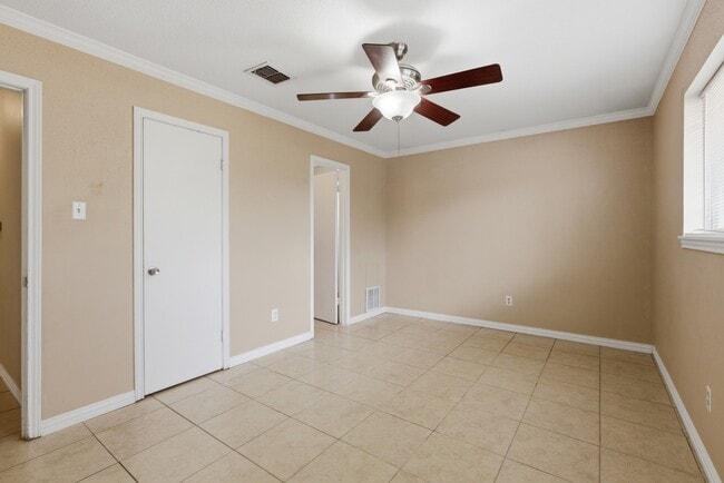 Building Photo - 13627 Greenway Dr