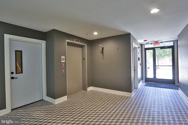 Building Photo - 2431 Frankford Ave