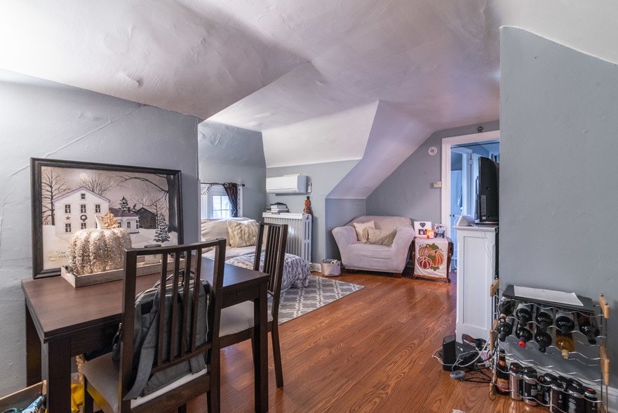 Living area - 322 Paxson Ave