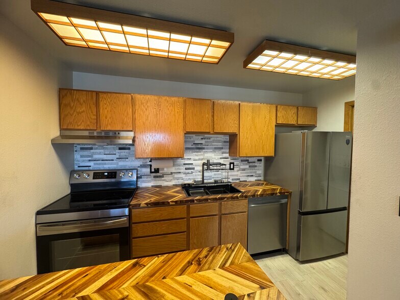 Building Photo - 1385 Sparta Plz