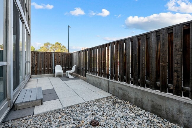 Building Photo - Beautifully renovated condo in the Cherry Creek Area!