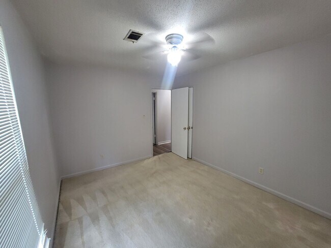 Building Photo - 3737 Woodcock Dr