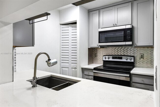 Building Photo - 9724 Hammocks Blvd