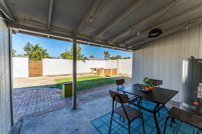 Building Photo - 2614 W Greenway Rd